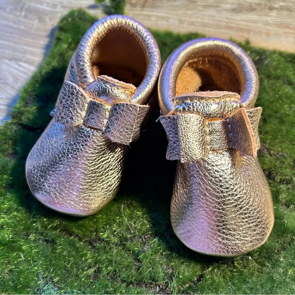 Like New Rose Gold Freshly Picked mocassins toddle with bows size 2